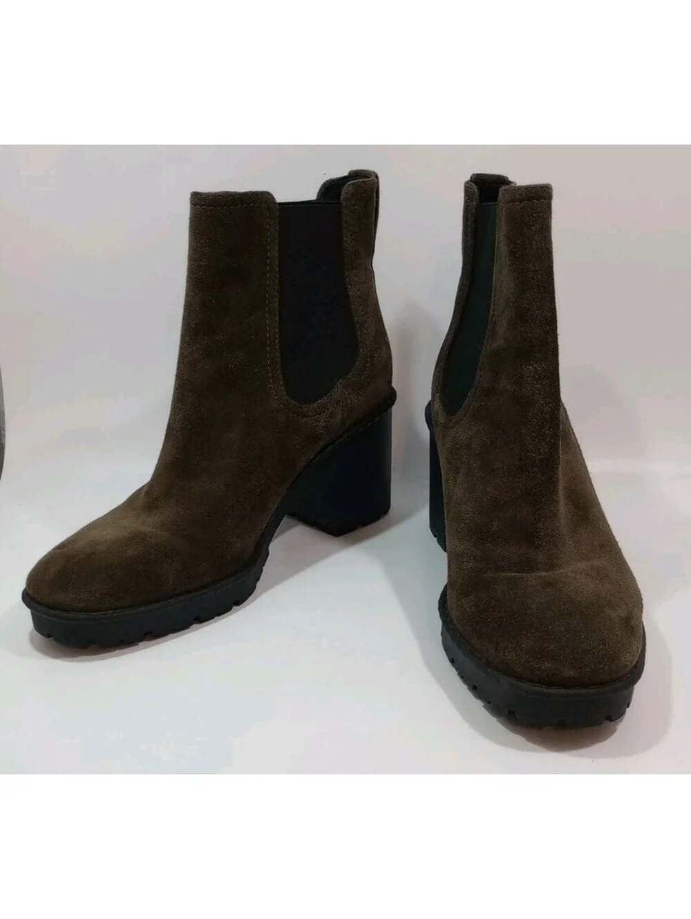 VINCE Water Repellant Suede Chelsea Ankle Boot Army Green Sz 10 MSRP $400 Block